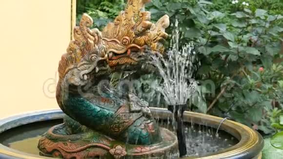 三头青龙作为佛教传统的象征泰国花园中的龙像和喷泉视频的预览图