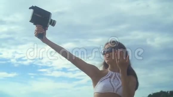 年轻女子用复古相机拍摄视频的预览图