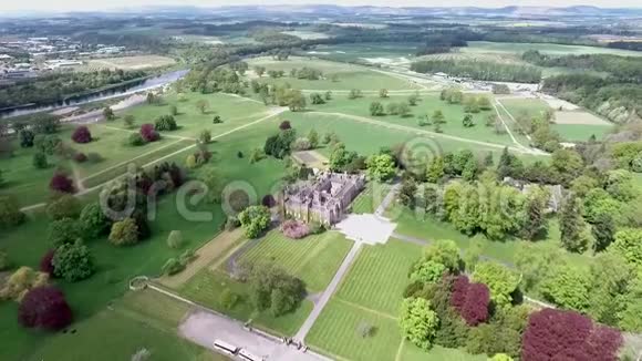 苏格兰森林风景城堡公园的空中拍摄视频的预览图