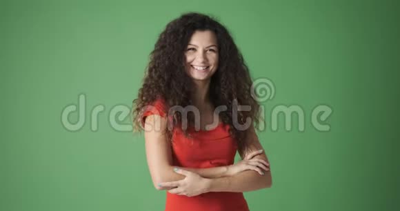 在绿色背景下摆姿势的快乐女人视频的预览图