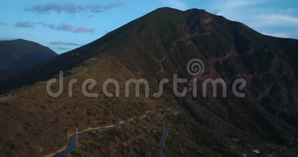 地中海萨利纳火山山的前进鸟瞰图自然户外旅游设施意大利西西里视频的预览图