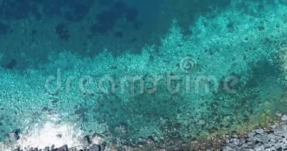 地中海野生海岸蓝色水域上空的轨道自然环境户外旅行爱好者意大利视频的预览图