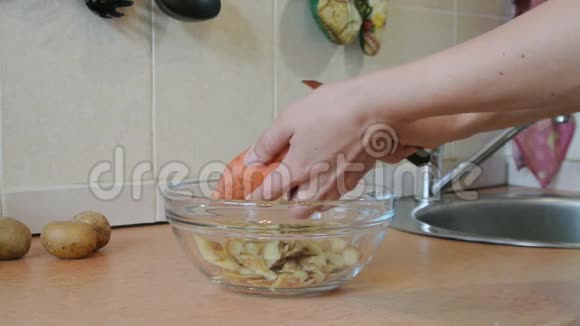 雌性手剥生胡萝卜家庭厨房视频的预览图