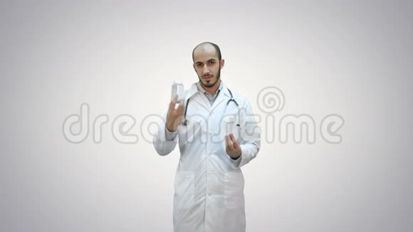 医生解释了白色背景下药片的区别视频的预览图