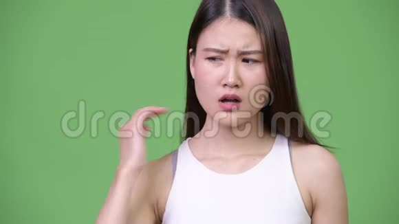 年轻漂亮的亚洲女商人脖子疼视频的预览图