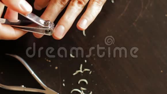 用剪甲器剪指甲以利良好卫生剪掉指甲剪掉指甲男人修剪指甲家伙剪视频的预览图