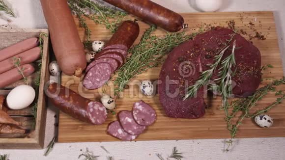 桌布上的砧板上的天然肉制品视频的预览图