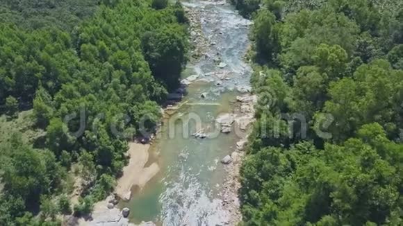丛林之间的岩石向山河移动视频的预览图