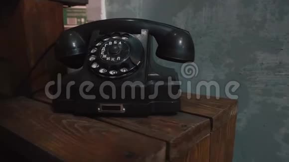 一个旧的黑色拨号电话视频的预览图