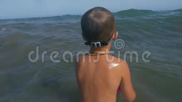 在波涛汹涌的大海中游泳的孩子视频的预览图