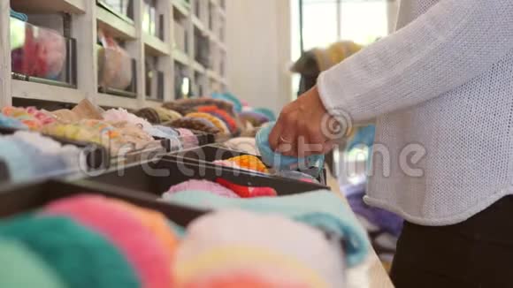 女性客户选择纱线编织在商店手工制作4K视频的预览图