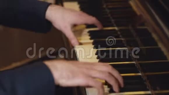 专业音乐家钢琴家手中的钢琴钥匙手视频的预览图