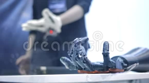机器人手臂重复人类手的动作机器人的塑料手臂像人手一样弯曲新技术视频的预览图