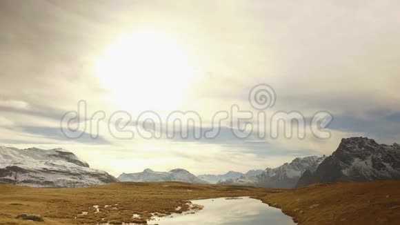 落后的POV走在秋天的山谷湖和雪骑到日落阳光明媚的秋日在五彩缤纷的红色森林里徒步旅行视频的预览图
