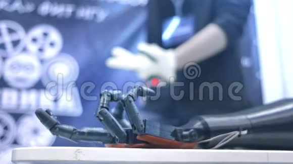机器人手臂重复人类手的动作机器人的塑料手臂像人手一样弯曲新技术视频的预览图