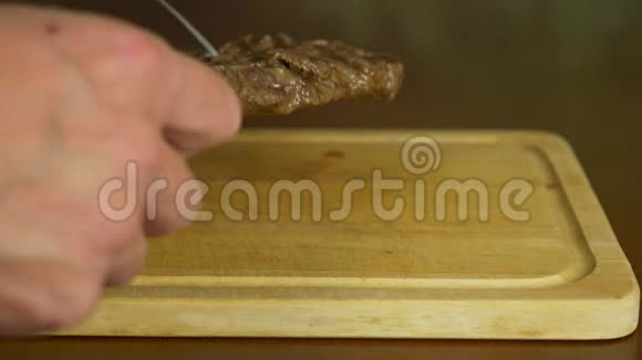 手盐牛排盐慢慢地落在肉上面肉放在木板上视频的预览图