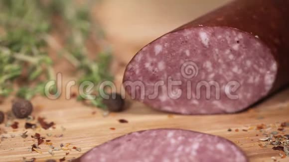 新鲜香肠用刀片切在切菜板旁边视频的预览图