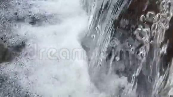 大镜头水流落入水中使泡沫在喷泉中缓慢运动全高清1080p视频的预览图