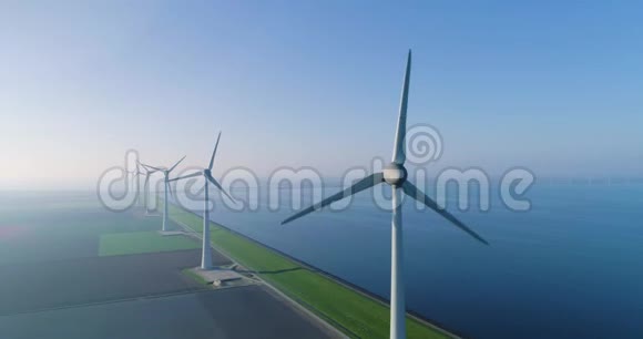 鸟瞰欧洲阿姆斯特丹荷兰风力涡轮机整洁的郁金香田的片段视频的预览图
