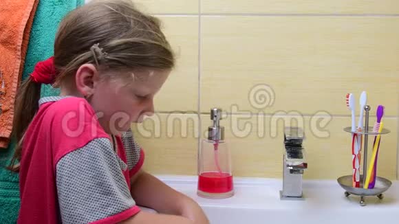 可爱的小女孩在浴室洗手幼儿概念幼儿概念可爱的女孩穿睡衣视频的预览图