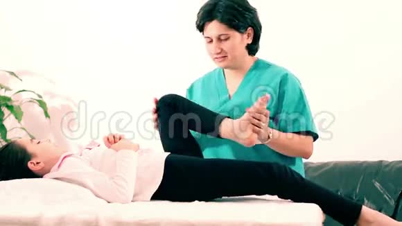 儿童腿部理疗视频的预览图