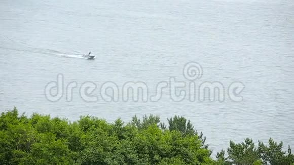 夏天摩托艇在湖边游弋视频的预览图