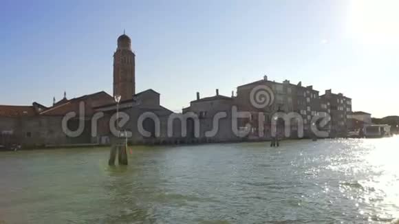 从船上看到威尼斯运河的美丽景色阳光反射到水面视频的预览图