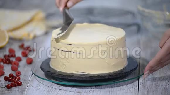 糕点厨师用自己的手做蛋糕用浆果装饰他视频的预览图