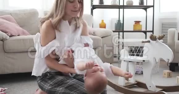 爱的母亲和女儿视频的预览图