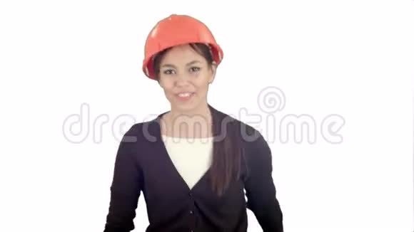 女工程师拿着文件在白色背景下傻舞视频的预览图