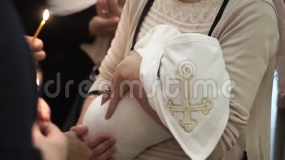 在教堂举行洗礼仪式视频的预览图