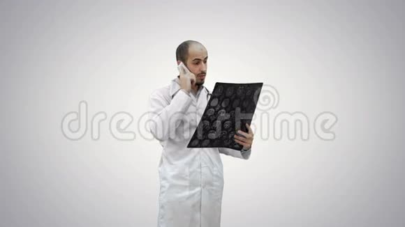 医生拿着X光结果在白色背景下与病人通话视频的预览图