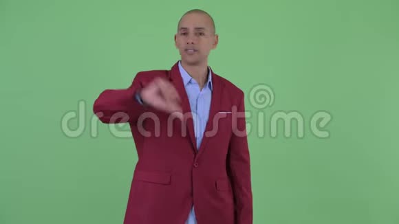 秃头的多民族商人竖起大拇指视频的预览图
