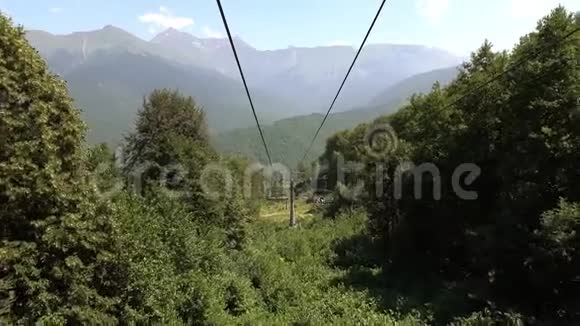 风景沿着山腰移动视频的预览图