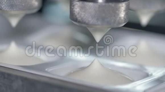 自动包装酸奶油视频的预览图