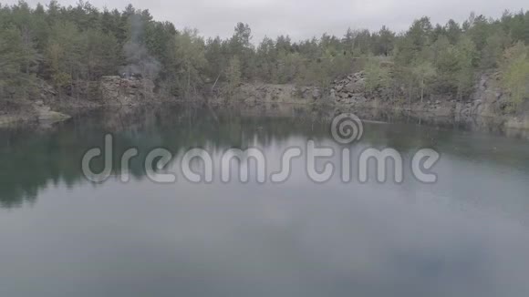 美丽湖泊的空中景色取代了以前的花岗岩采石场视频的预览图