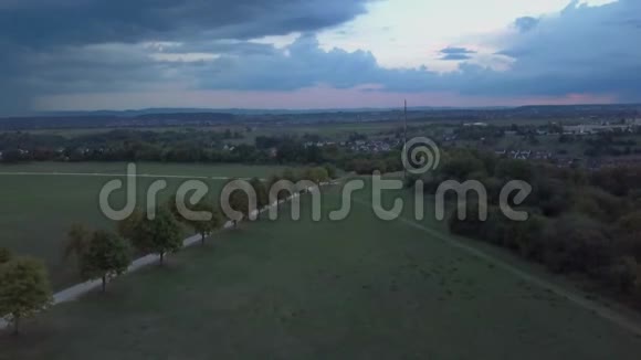 从斯图加特附近的Scharnhauser公园鸟瞰视频的预览图