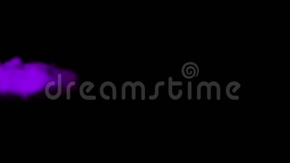 紫色发光的烟雾漂浮在黑色的背景上视频的预览图