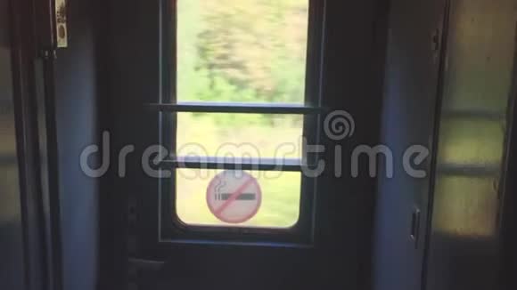八角前庭铁路视野从窗口移动森林室内窗口林道交通火车旅行视频的预览图