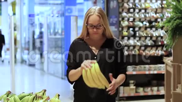 女孩在超市里选择蔬菜和水果视频的预览图
