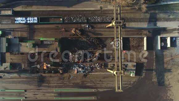 从上面可以看到装满废金属的铁路货车金属回收视频的预览图