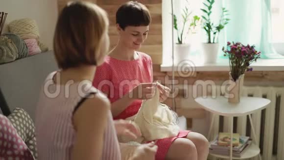 两个女朋友在沙发上聊天织针纱视频的预览图