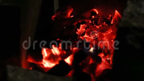 燃烧煤炭炉子里燃着红色的热煤视频的预览图