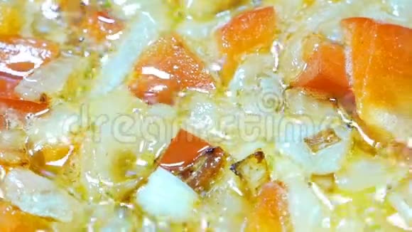 洋葱和胡椒粉用植物油炒视频的预览图