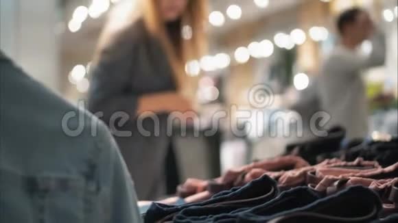 年轻时尚的时髦女人在商店里选择新衣服购物视频的预览图