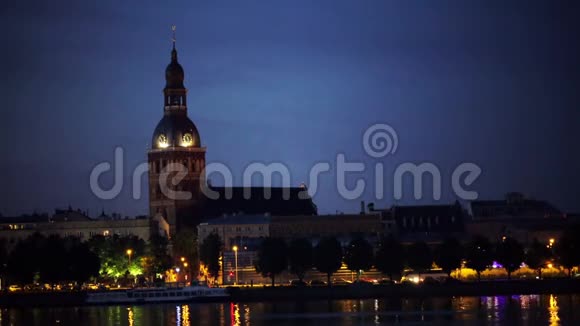 拉托维亚里加斯派克里加多姆斯基大教堂日落时多加瓦河的城市景观视频的预览图