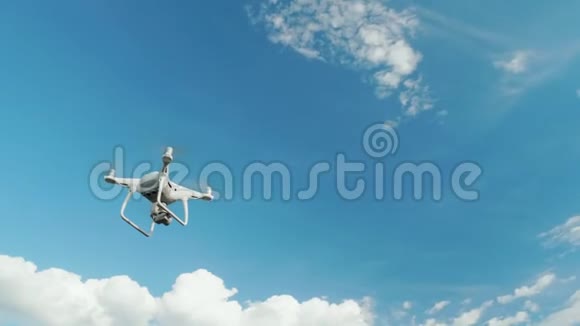 蓝天白云下的直升机视频的预览图