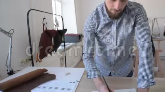 包设计师在他的小工作室工作视频的预览图