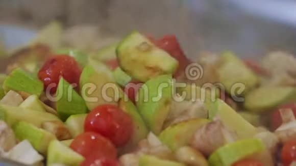 蔬菜烤在专业烤架上视频的预览图
