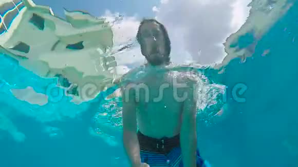 留着胡子和长发的家伙潜入游泳池视频的预览图